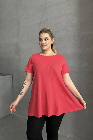 Kırmızı bluz giymiş büyük beden kadın modeli