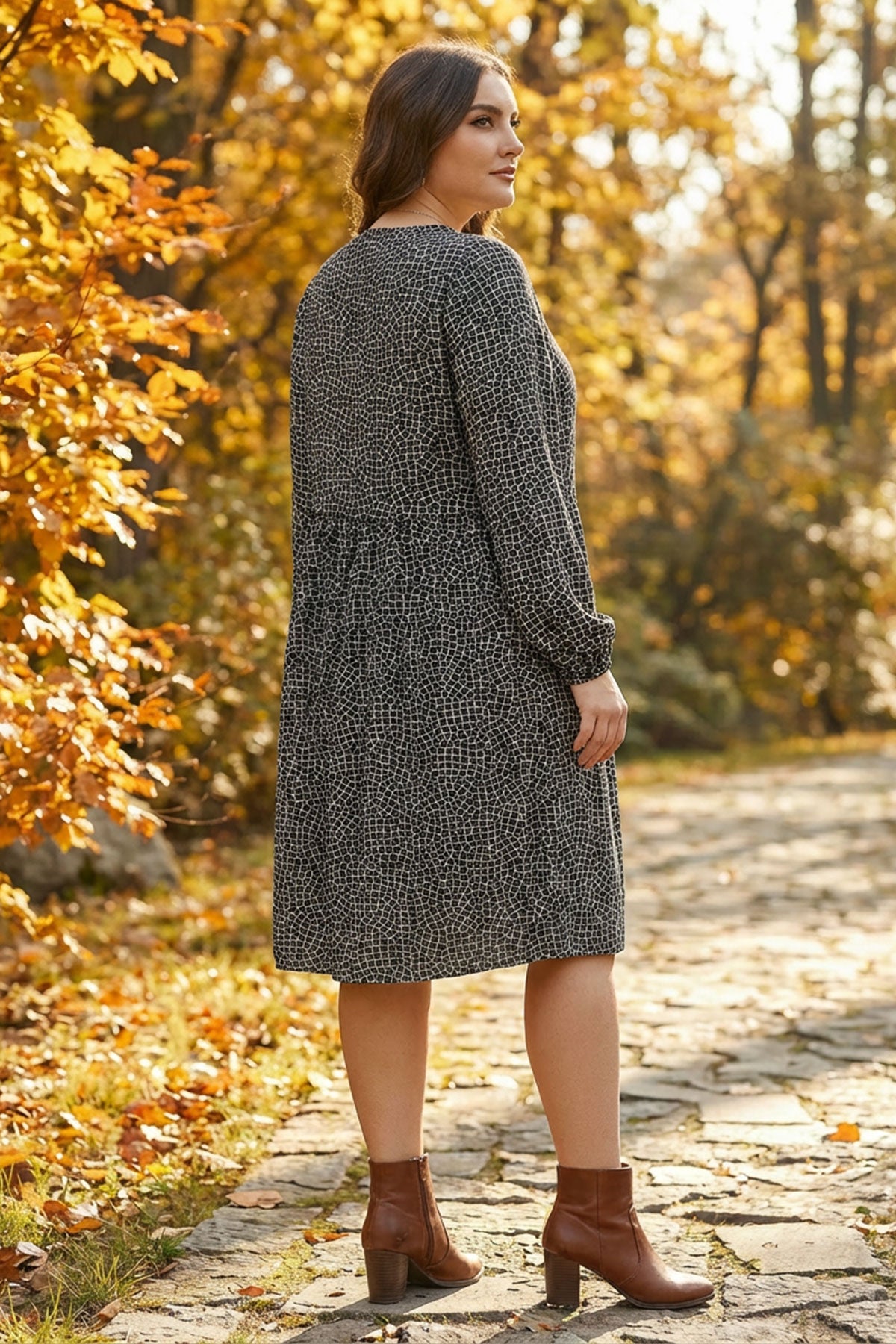 Büyük beden soyut desenli midi elbise arka görünüm