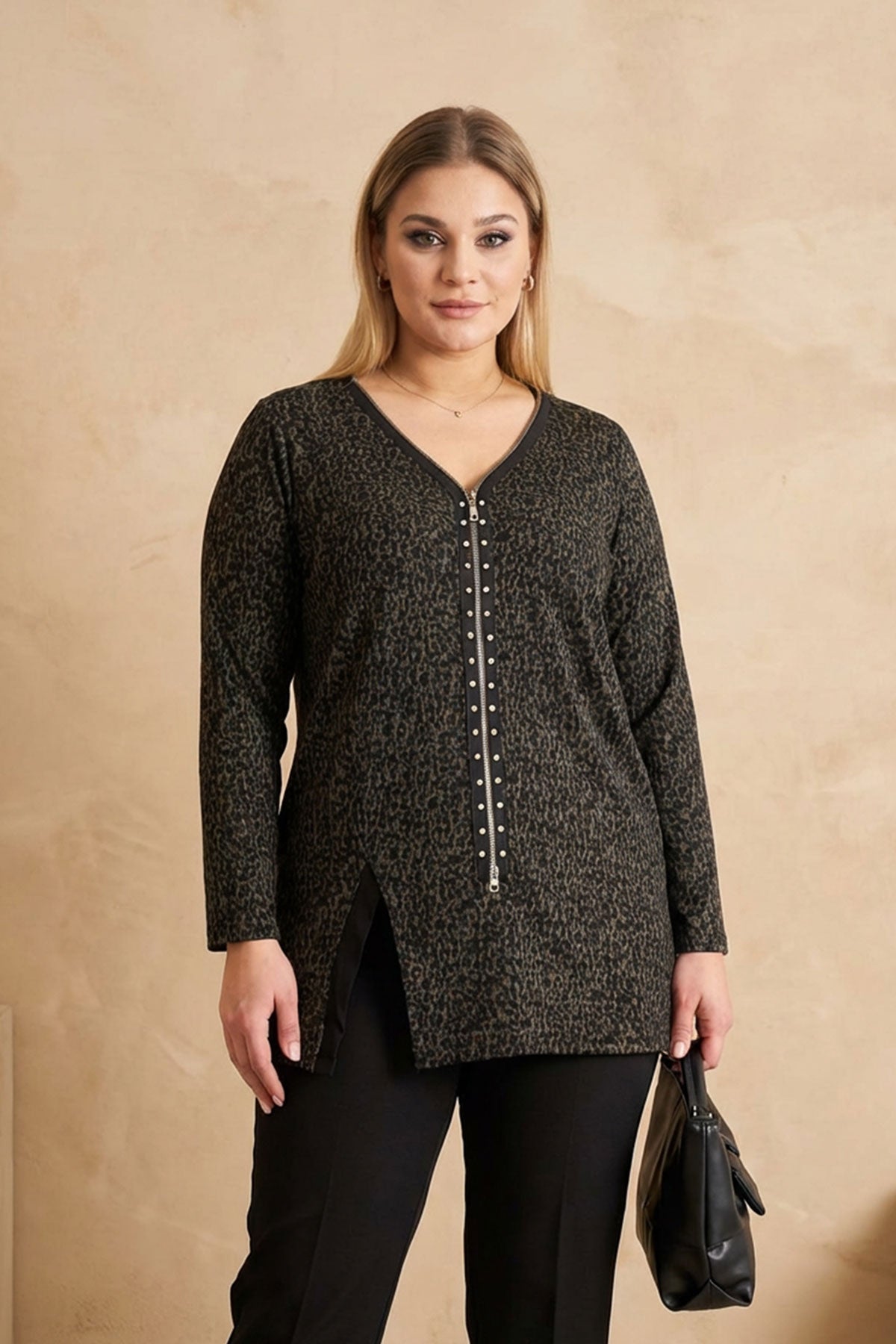 Büyük Beden V Yaka Önü Fermuarlı Yırtmaç Detaylı Leopar Desenli Bluz 173672 Vervegrand