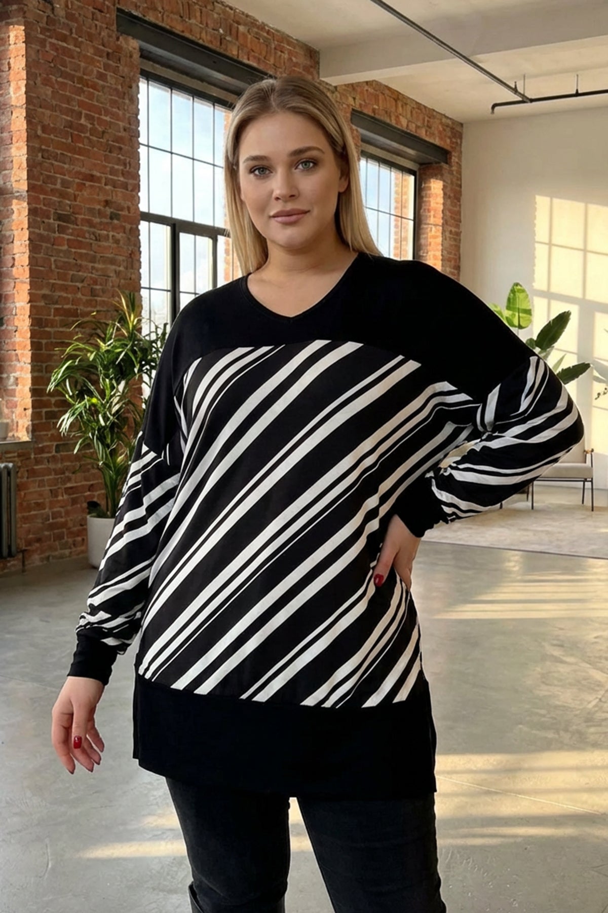 Büyük Beden V Yaka Uzun Kollu Bileği Lastikli Yırtmaçlı Bluz 303085 Vervegrand