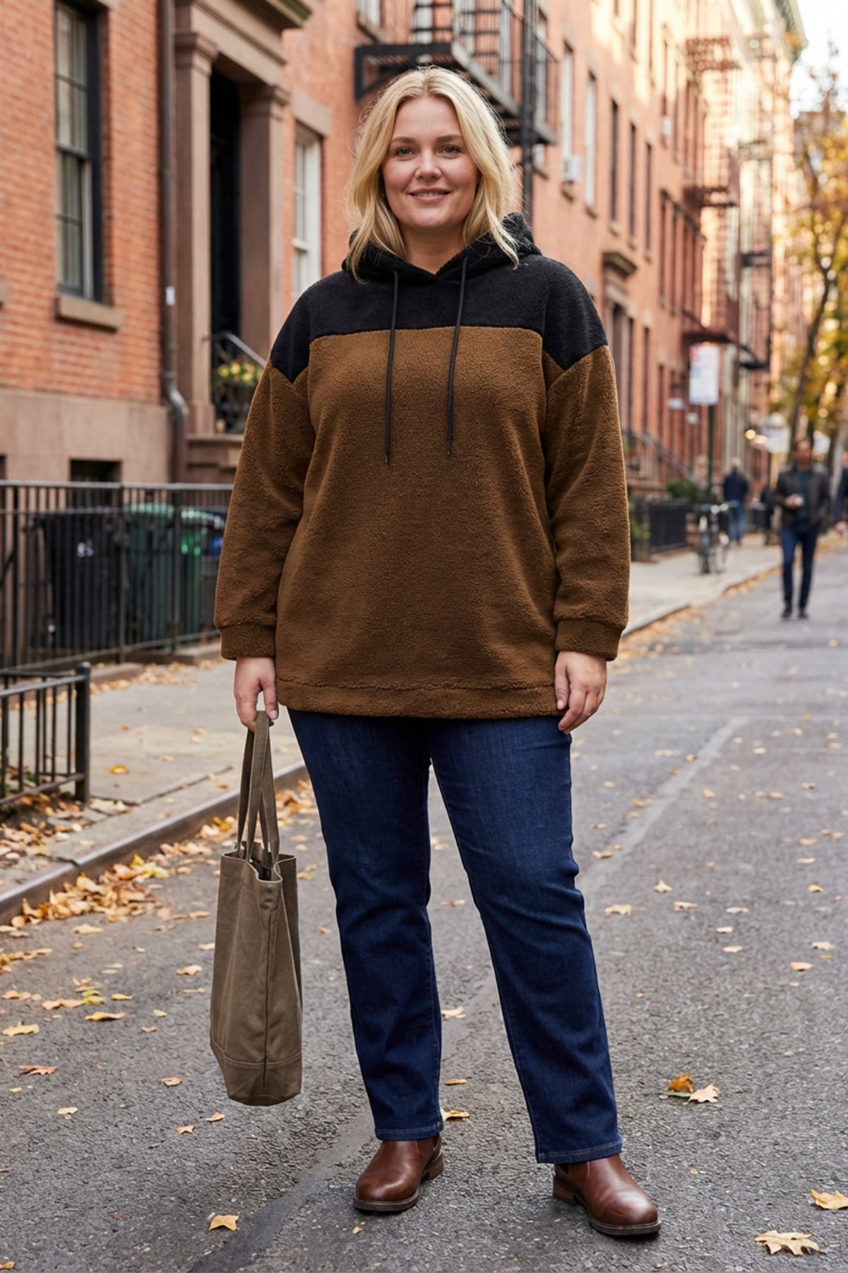 Büyük Beden Uzun Kollu Kapüşonlu ve Cepli Peluş Sweatshirt 303794 Vervegrand