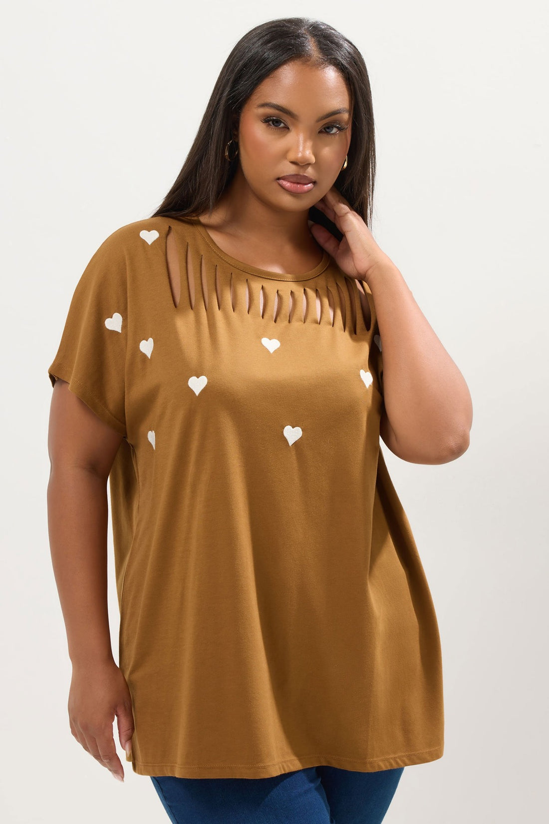 Büyük Beden Kalp Desenli Yırtık Detaylı Taba T-Shirt ön görünüm