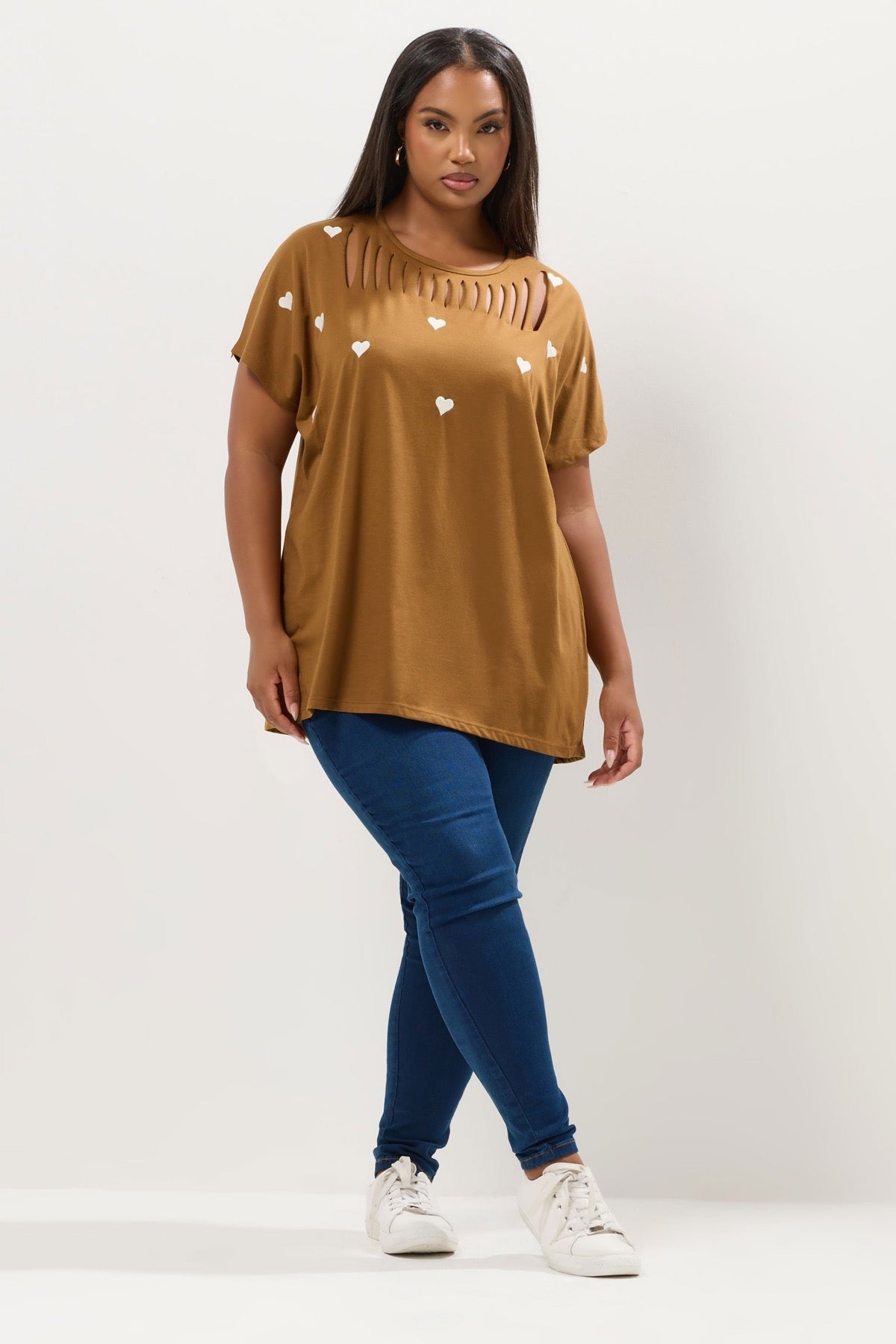 Büyük Beden Kalp Desenli Yırtık Detaylı Taba T-Shirt ön görünüm
