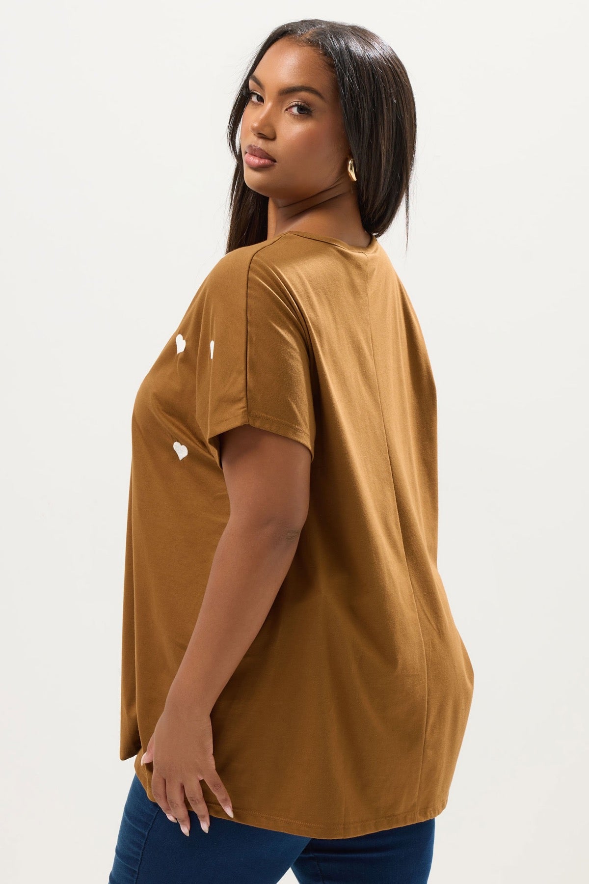 Büyük Beden Kalp Desenli Yırtık Detaylı Taba T-Shirt yaka detayı