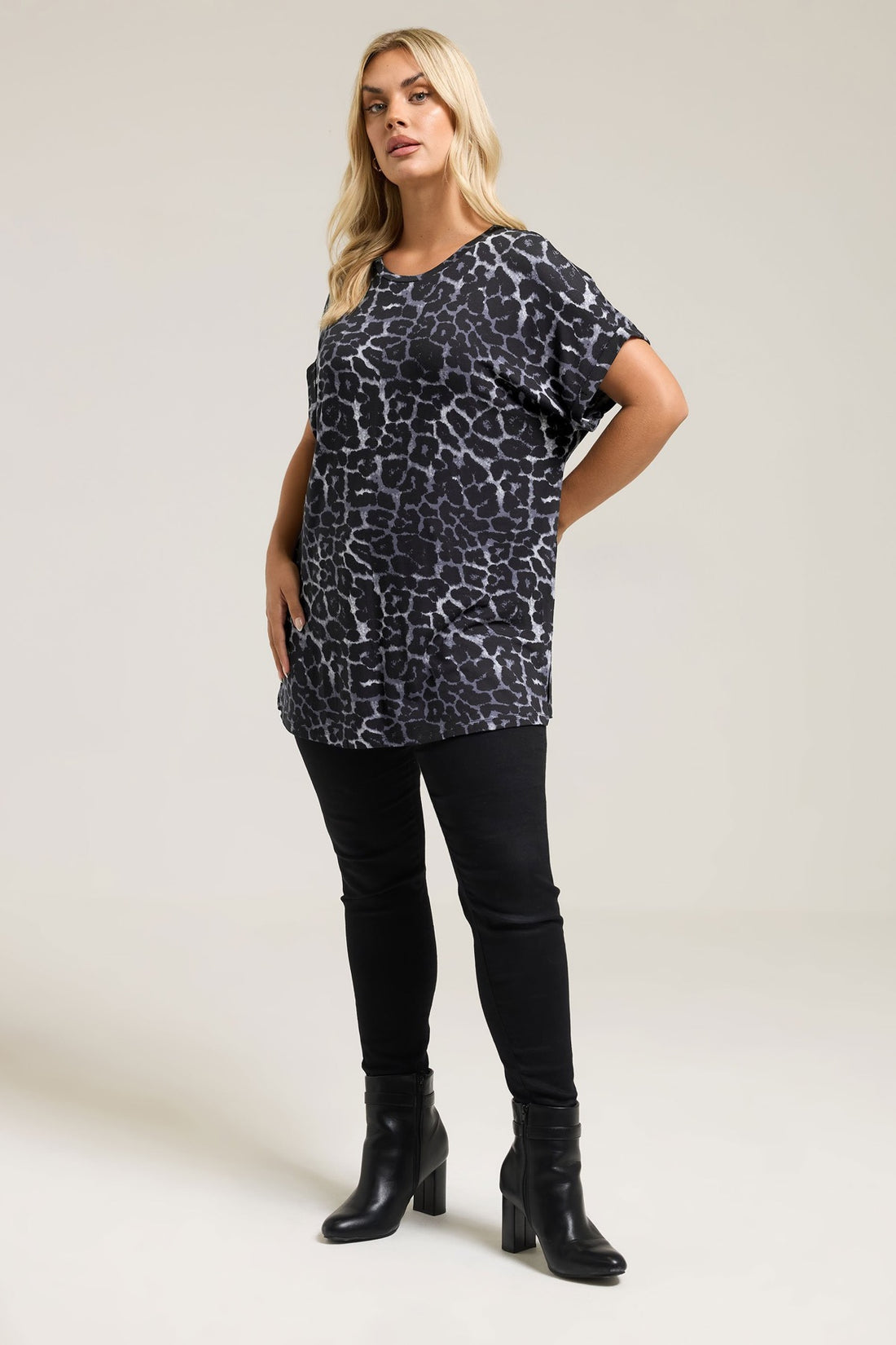 Bisiklet Yaka Kısa Kollu Leopar Desenli T-shirt 322997 Vervegrand