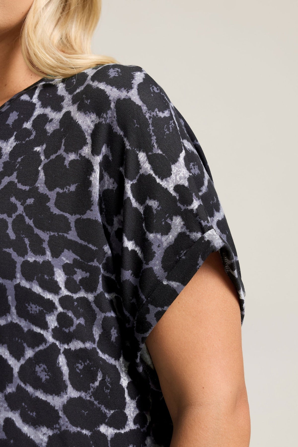 Bisiklet Yaka Kısa Kollu Leopar Desenli T-shirt 322997 Vervegrand