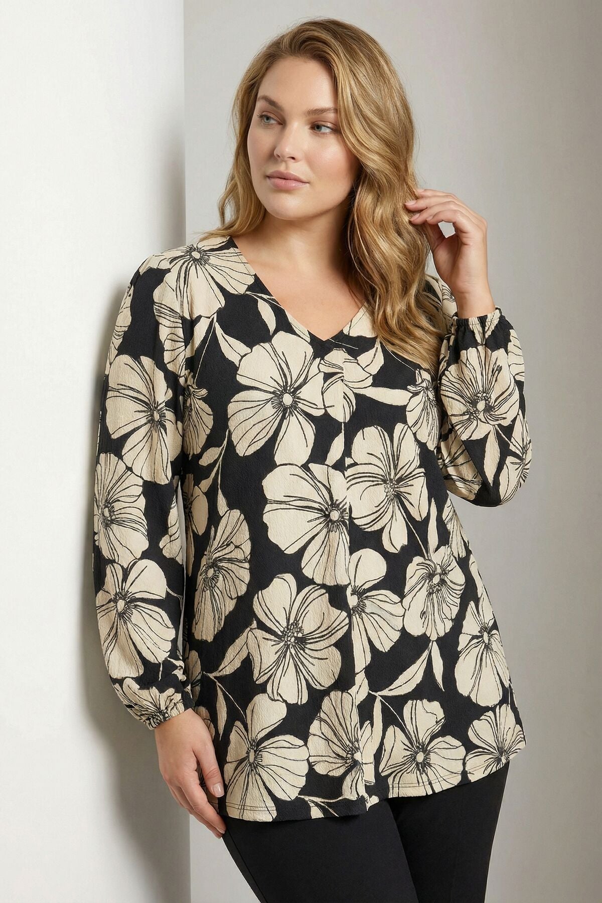 Siyah Krem Kontrast Çiçek Desenli Jersey Krep Bluz 615820 Siyah Beyaz Vervegrand