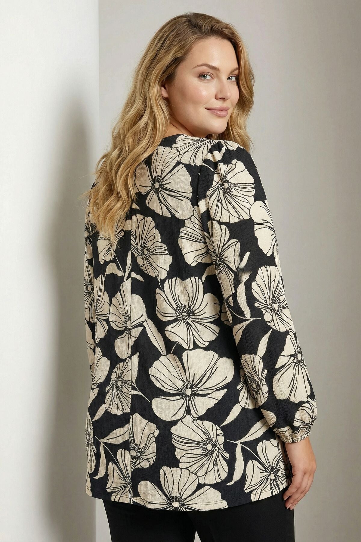 Siyah Krem Kontrast Çiçek Desenli Jersey Krep Bluz 615820 Vervegrand