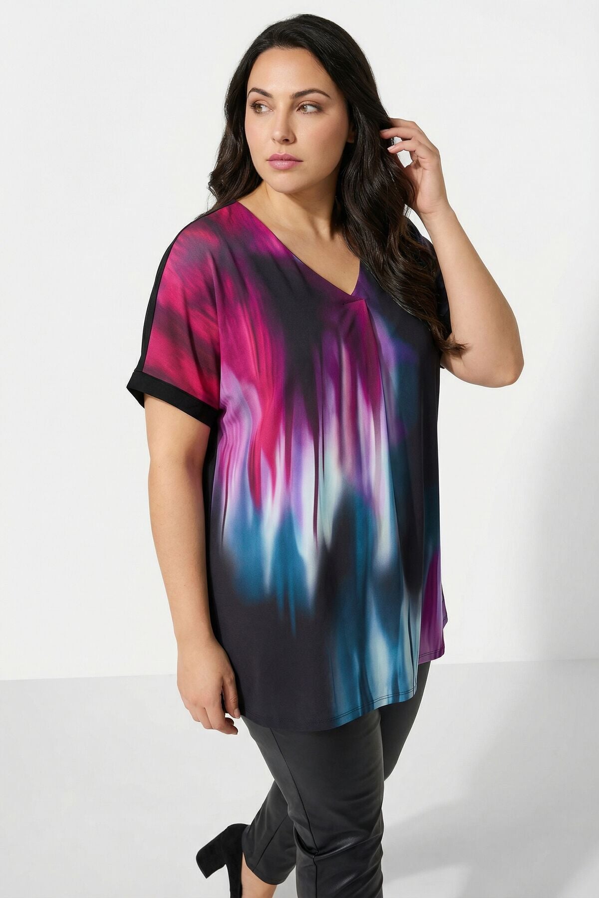 Siyah Pembe Soyut Desenli V Yaka Bluz 616438 Vervegrand