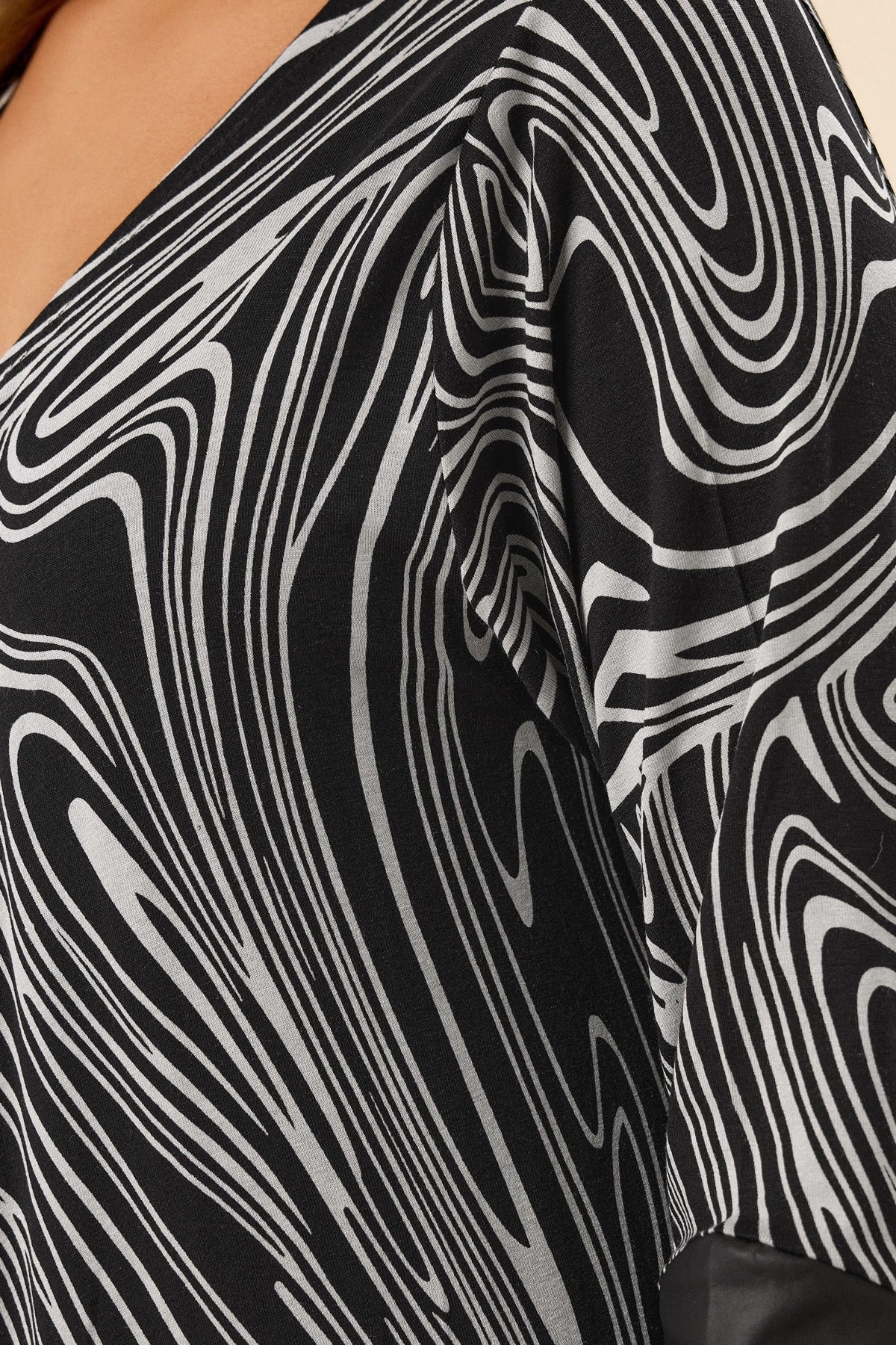 Büyük Beden Uzun Kollu Deri Detaylı Önü Kapamasız Hırka 304276 Siyah Beyaz Vervegrand