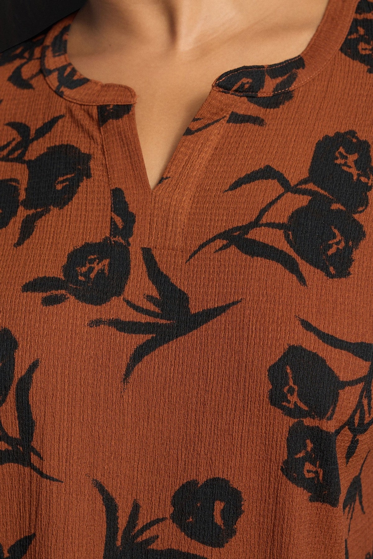 Büyük Beden V Yaka Kısa Kollu Bürümcük Kumaş Çiçek Baskılı T-shirt 304313 Vervegrand