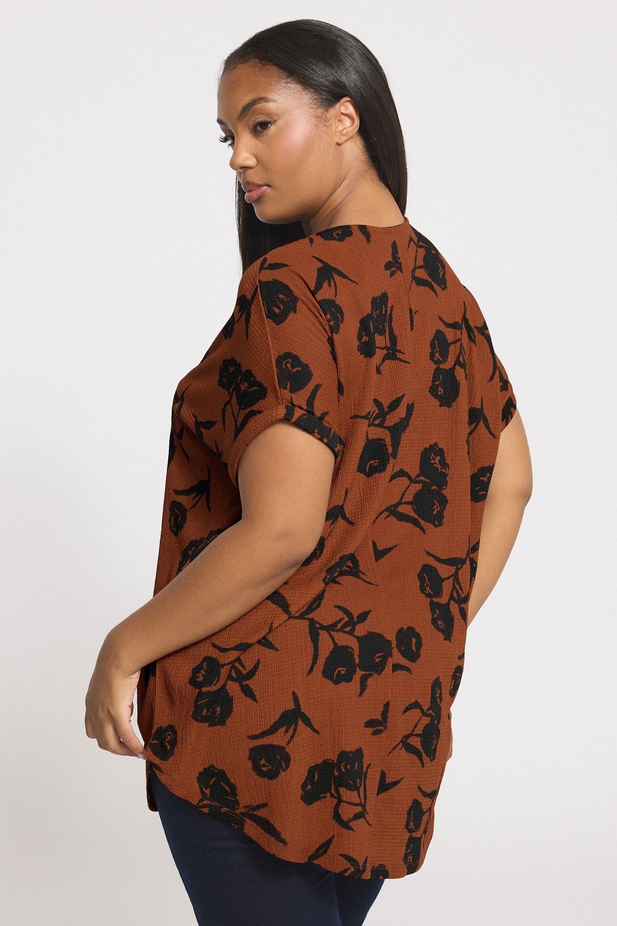 V Yaka Kısa Kollu Bürümcük Kumaş Çiçek Baskılı T-shirt 304313 Vervegrand
