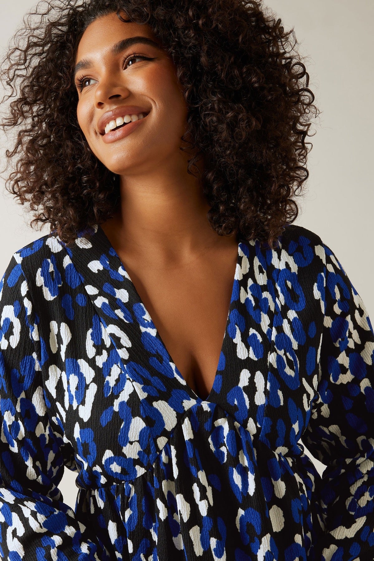 Büyük Beden V Yaka Uzun Kollu Bürümcük Kumaş Midi Elbise 615818 Vervegrand