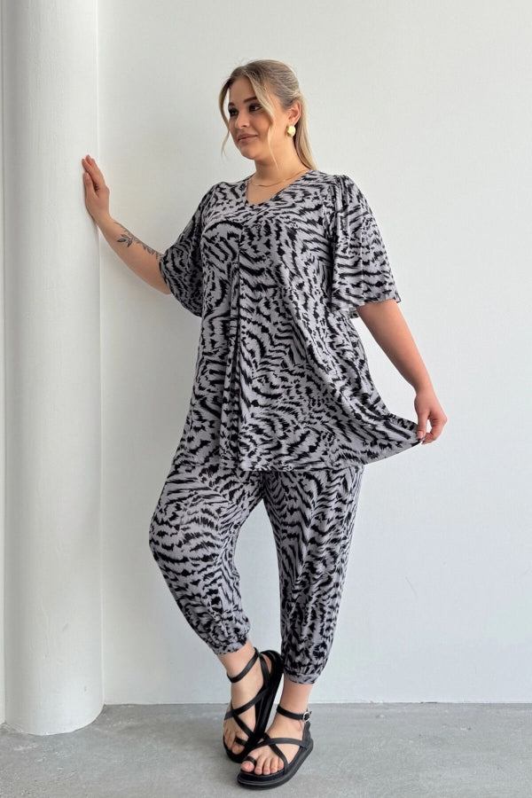 Büyük Beden V Yaka Kısa Kollu Eteği Bollaşan Desenli Bluz 99-5 Vervegrand