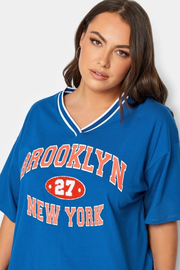 Vervegrand mavi Brooklyn t-shirt yakın çekim yaka ve baskı detayı