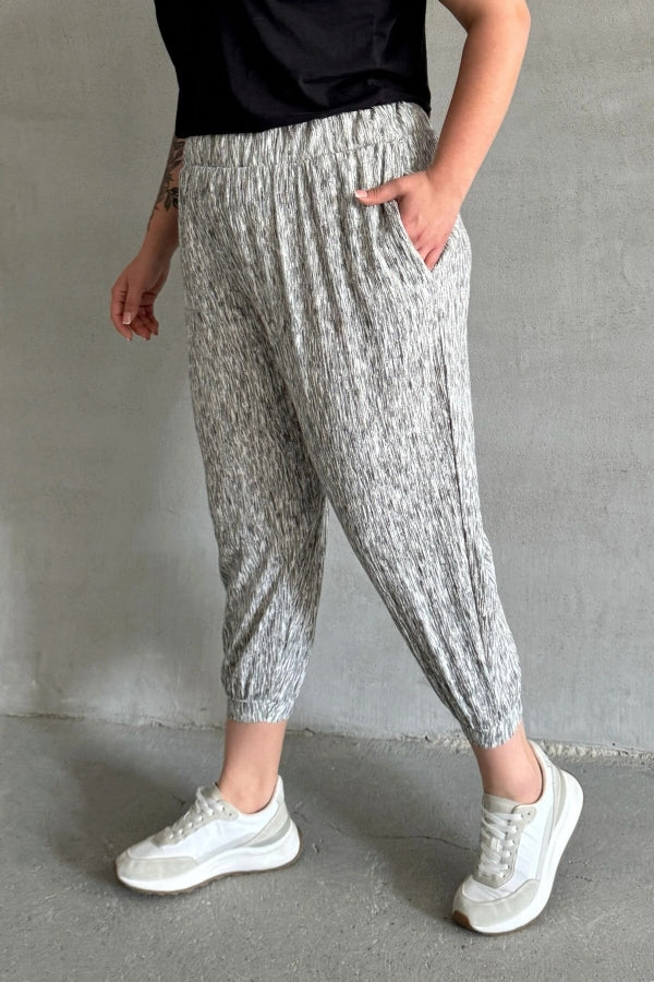 Büyük Beden Beli ve Paçası Lastikli Cepli Bol Pantolon 88-177 Vervegrand