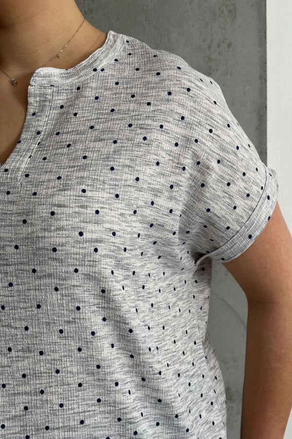 Büyük Beden Çentik V Yaka Kısa Kollu Puantiye Desenli Bluz 303866 Vervegrand