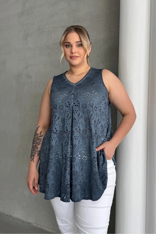 Büyük Beden V Yaka Sıfır Kol Dantel Detaylı Astarsız Bluz 302966 Vervegrand