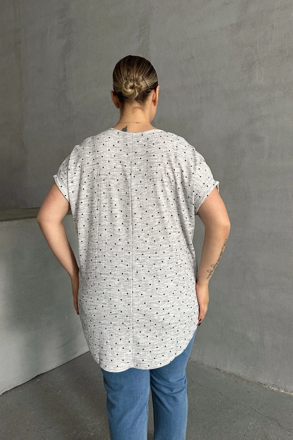 Büyük Beden Çentik V Yaka Kısa Kollu Puantiye Desenli Bluz 303866 Vervegrand