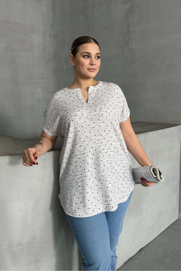 Büyük Beden Çentik V Yaka Kısa Kollu Puantiye Desenli Bluz 303866 Vervegrand