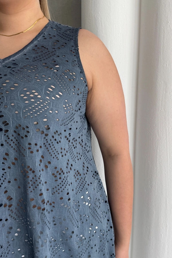 Büyük Beden V Yaka Sıfır Kol Dantel Detaylı Astarsız Bluz 302966 Vervegrand