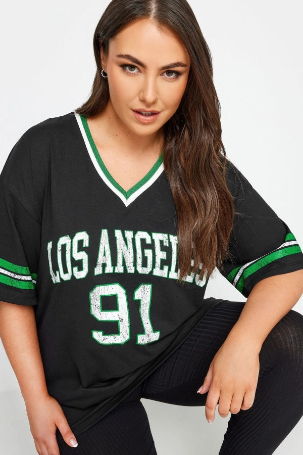 Vervegrand Los Angeles baskılı büyük beden siyah t-shirt manken üzerinde
