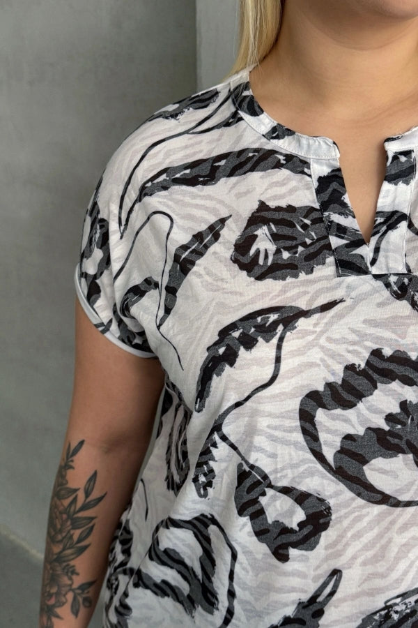 Büyük Beden Kısa Kollu V Yaka Desenli T-shirt 97-83 Vervegrand