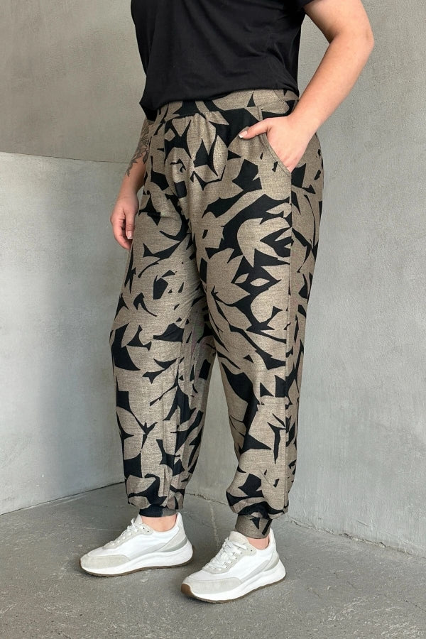 Büyük Beden Paçası Lastikli Parlak Baskılı Cepli Pantolon 302697 Vervegrand