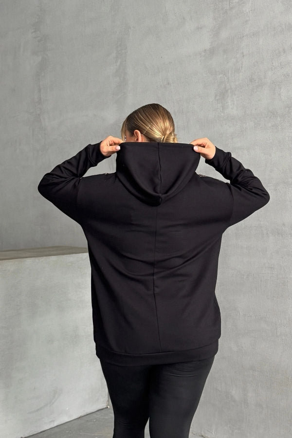 Büyük beden siyah sweatshirt genel kombin görünümü