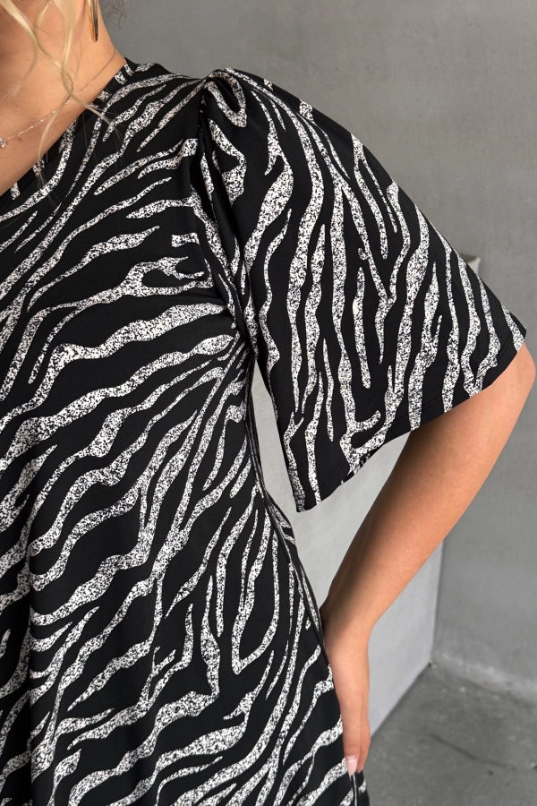 Büyük Beden V Yaka Desenli Asimetrik Kesim Likralı Bluz 302674 Vervegrand