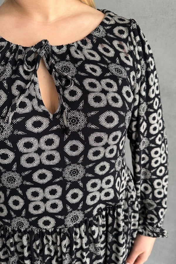 Büyük Beden Uzun Kollu Yakası Bağlamalı Eteği Pileli Elbise 100-75 Vervegrand