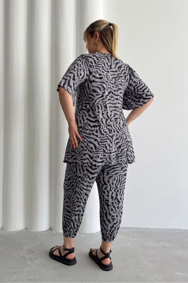 Büyük Beden V Yaka Kısa Kollu Eteği Bollaşan Desenli Bluz 99-5 Vervegrand