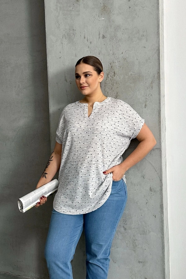 Büyük Beden Çentik V Yaka Kısa Kollu Puantiye Desenli Bluz 303866 Vervegrand