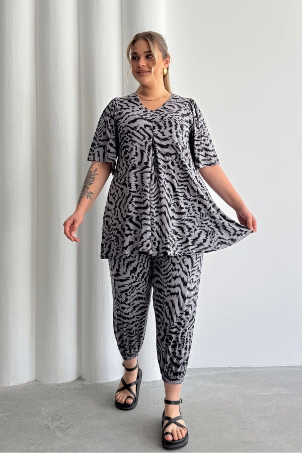 Büyük Beden V Yaka Kısa Kollu Eteği Bollaşan Desenli Bluz 99-5 Vervegrand