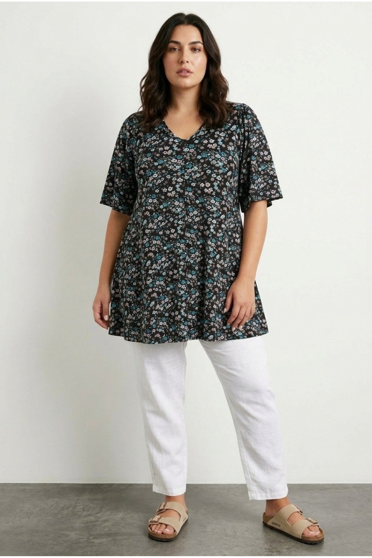 V Yaka Sıfır Kol Çiçek Desenli Asimetrik Kesim T-shirt 304084