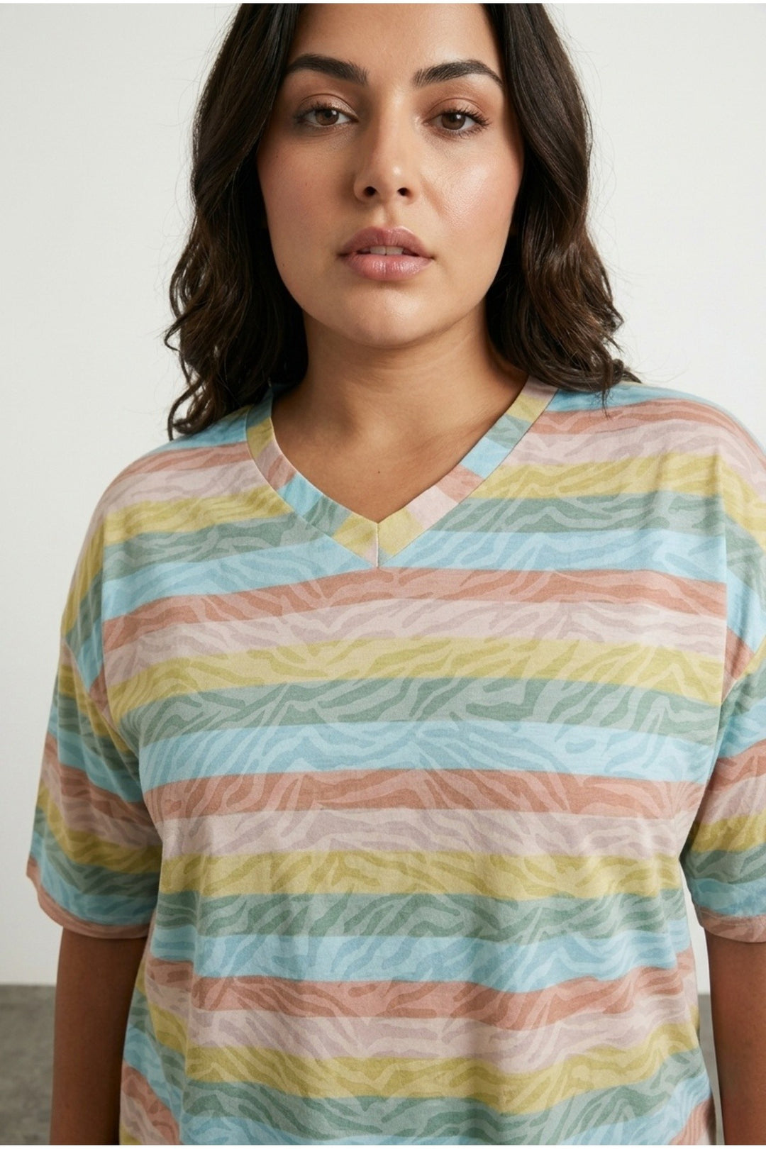 V Yaka Çizgili Zebra Desenli T-shirt 303953
