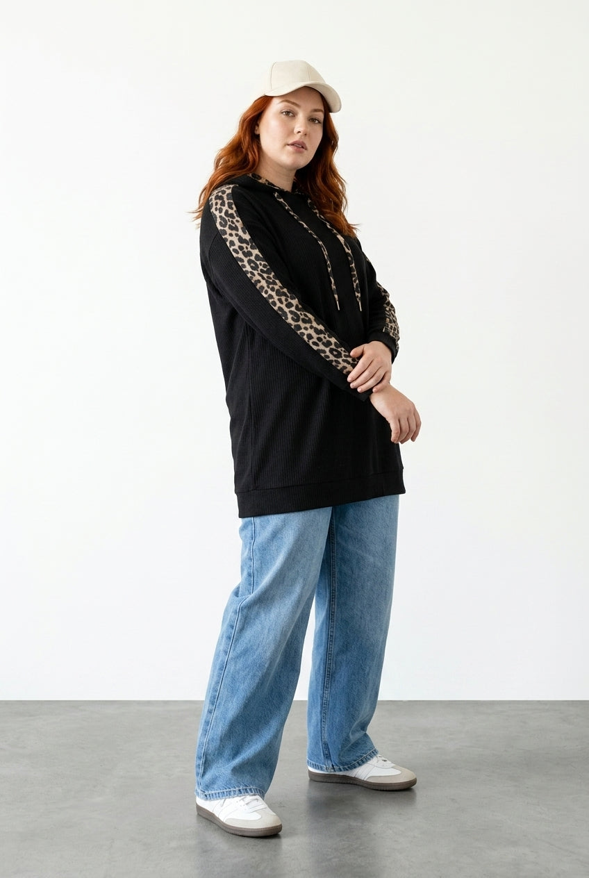 Büyük Beden Leopar Şeritli Kapüşonlu Siyah Sweatshirt tam boy görünüm