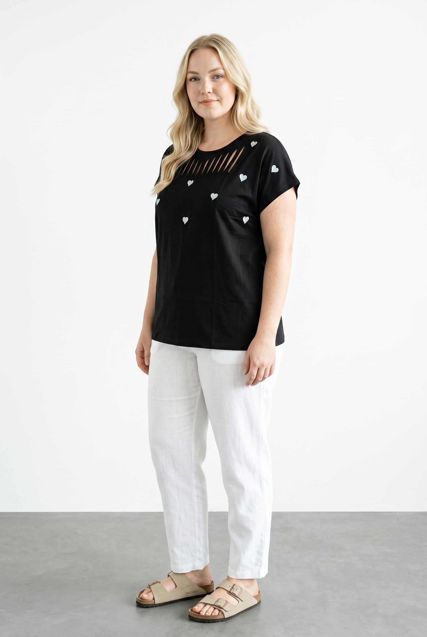 Kalp Nakışlı Kesik Detaylı T-shirt