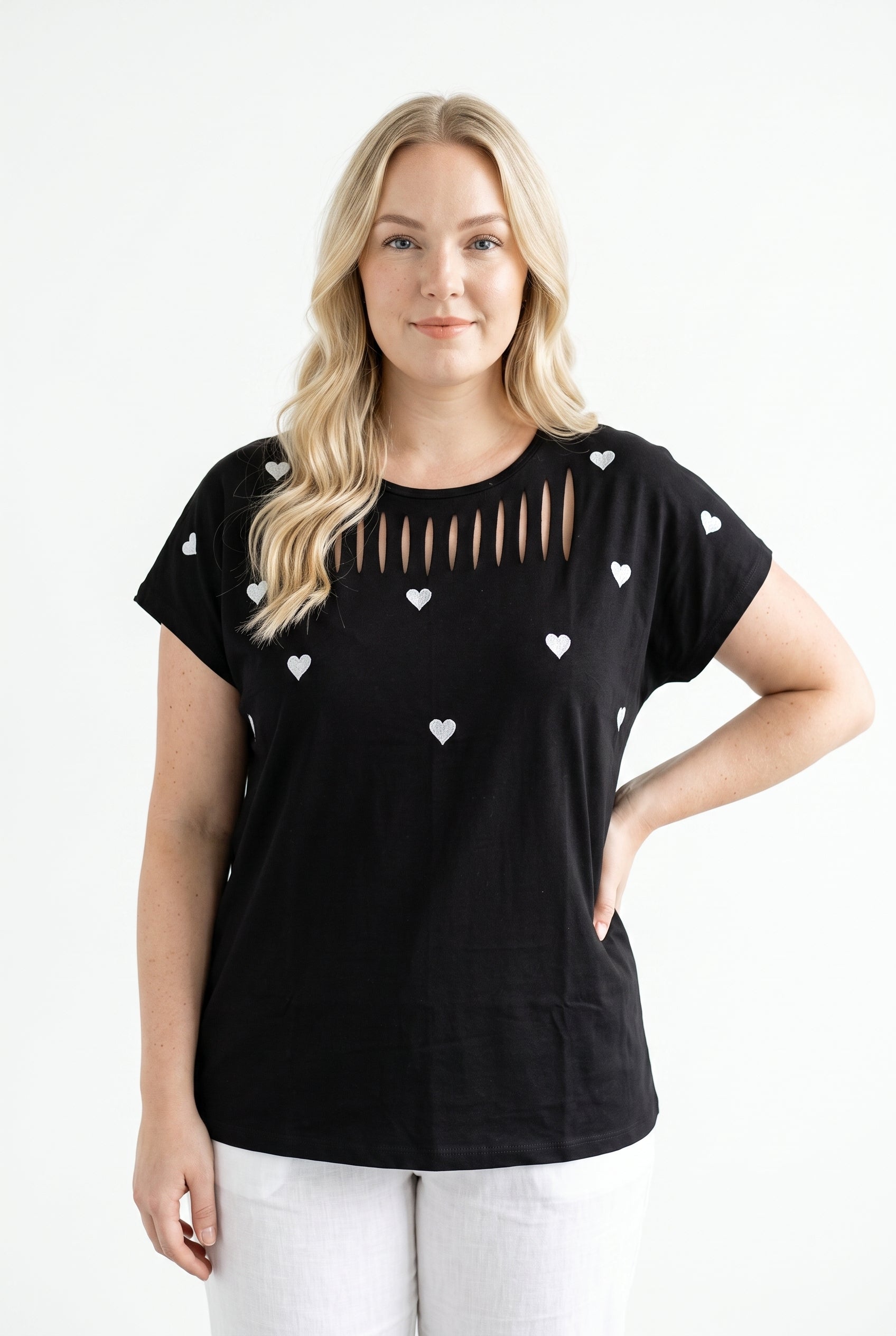 Kalp Nakışlı Kesik Detaylı T-shirt