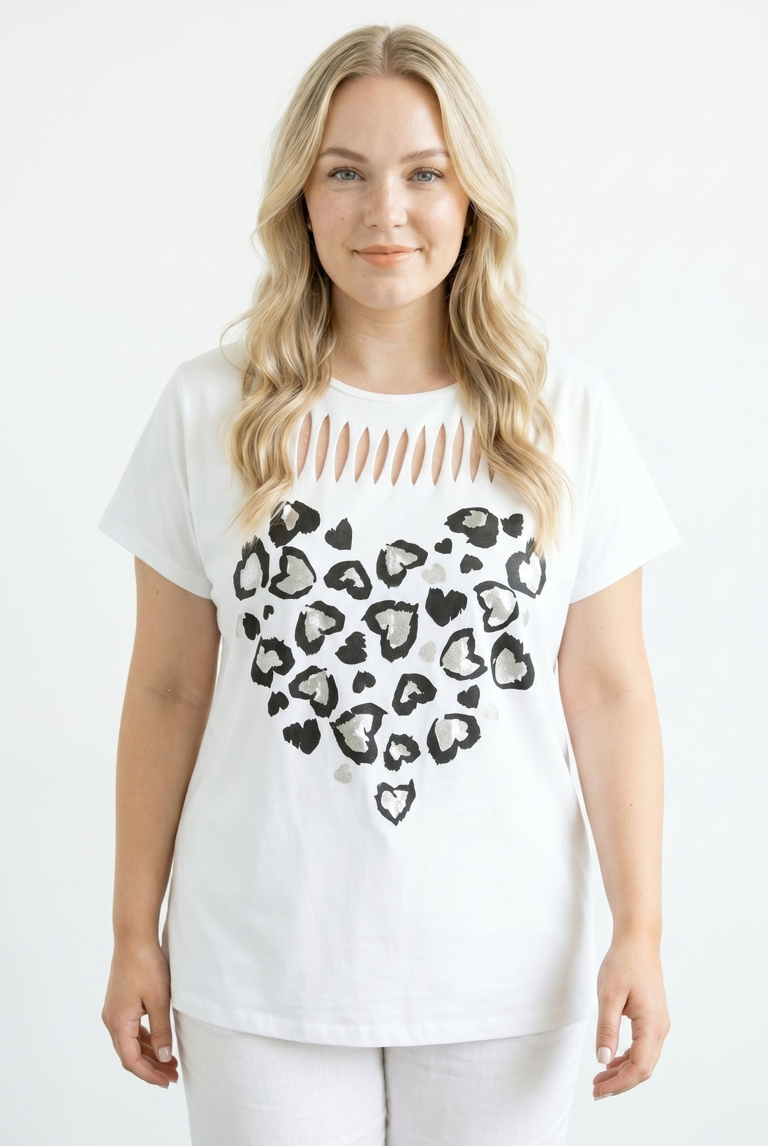 Büyük Beden Kalp Desenli Yırtık Detaylı Beyaz Pamuklu T-shirt - Vervegrand