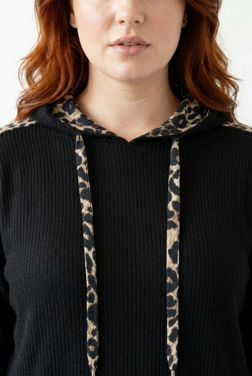 Büyük Beden Leopar Şeritli Kapüşonlu Siyah Sweatshirt yaka ve kapüşon detayı