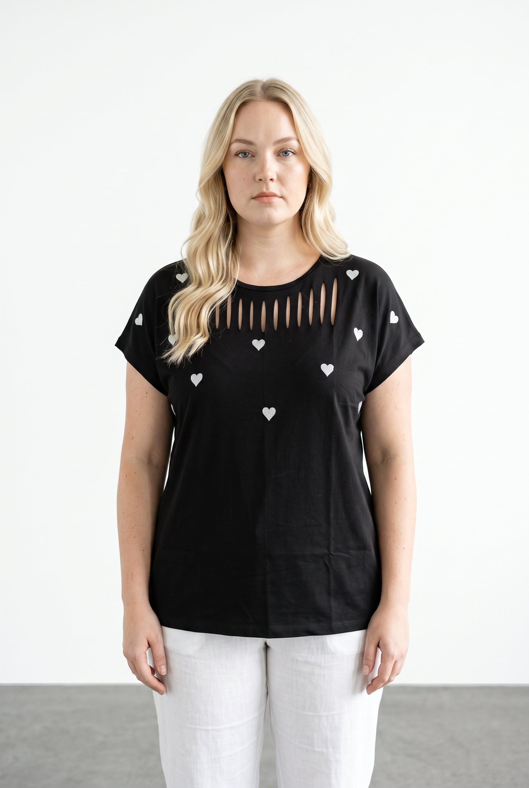 Kalp Nakışlı Kesik Detaylı T-shirt