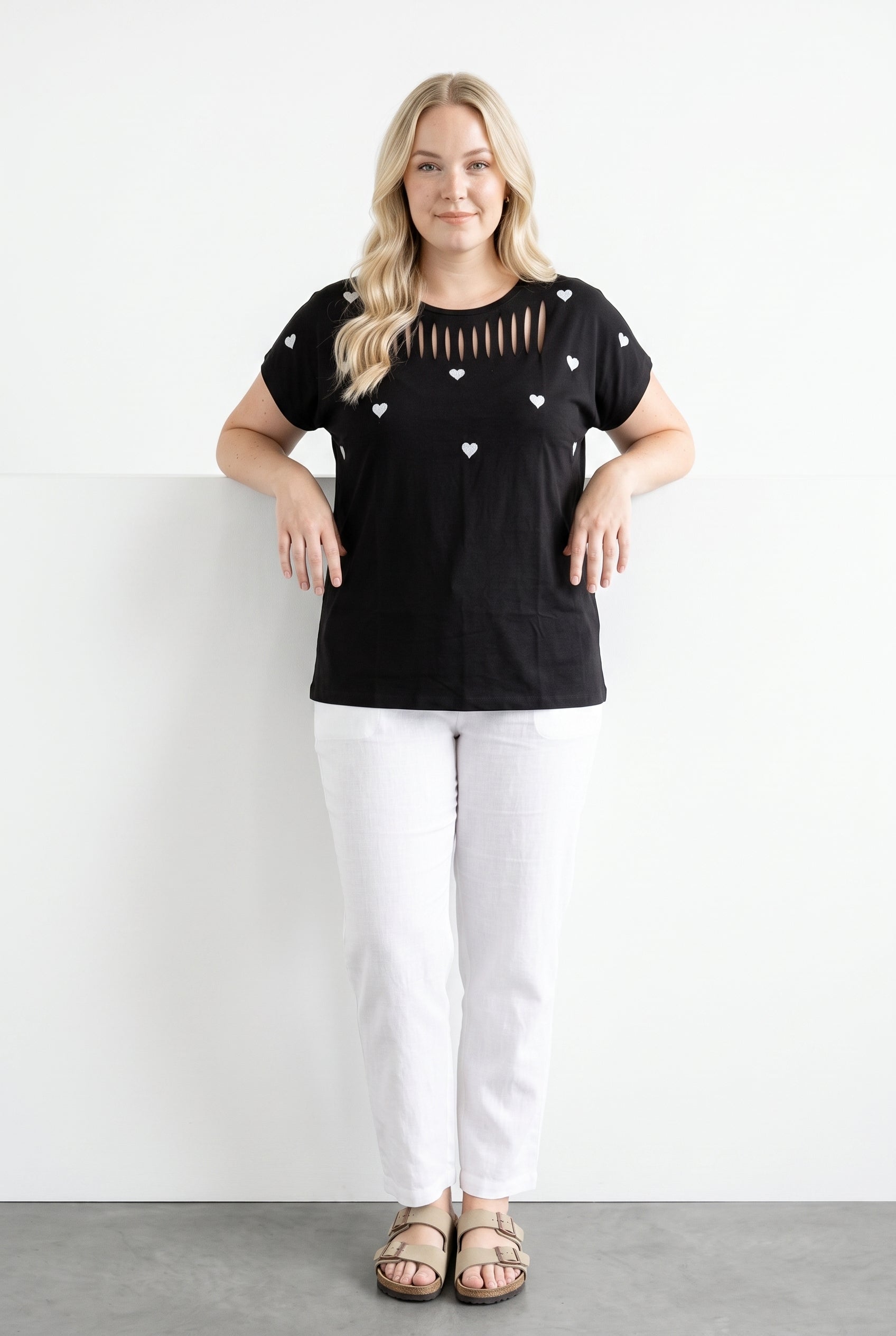 Kalp Nakışlı Kesik Detaylı T-shirt